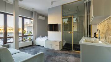 Studiosuite (36B) | Wohnbereich | Flachbildfernseher