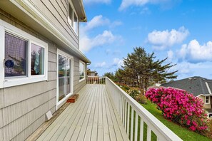Terrace/patio - Cozy Oceanview Home with the Best Vistas in Road's End - Dogs Welcome (Lincoln City)