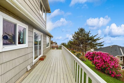 Cozy Oceanview Home with the Best Vistas in Road s End Dogs Welcome