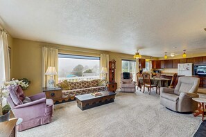 TV, DVD player, stereo - Cozy Oceanview Home with the Best Vistas in Road's End - Dogs Welcome (Lincoln City)