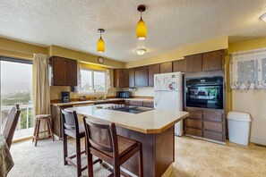 Fridge, microwave, oven, stovetop - Cozy Oceanview Home with the Best Vistas in Road's End - Dogs Welcome (Lincoln City)