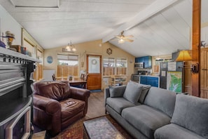TV, fireplace, DVD player - Cozy Dog Friendly Getaway Close to the Beach Includes Deck (Lincoln City)