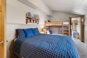 2 bedrooms, WiFi, bed sheets - Cozy Dog Friendly Getaway Close to the Beach Includes Deck (Lincoln City)
