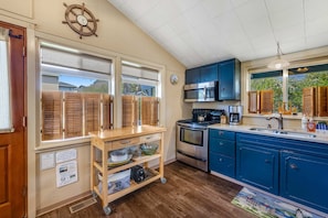 Fridge, microwave, oven, stovetop - Cozy Dog Friendly Getaway Close to the Beach Includes Deck (Lincoln City)