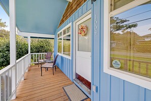 Terrace/patio - Cozy Dog Friendly Getaway Close to the Beach Includes Deck (Lincoln City)