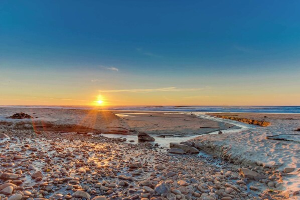 Beach nearby - Cozy Dog Friendly Getaway Close to the Beach Includes Deck (Lincoln City)