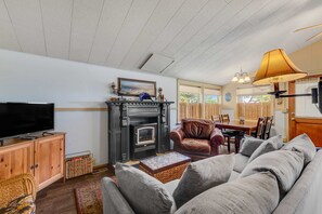 TV, fireplace, DVD player - Cozy Dog Friendly Getaway Close to the Beach Includes Deck (Lincoln City)