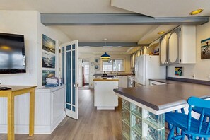 Wasserkocher mit Kaffee-/Teezubehör, Kühlschrank, Mikrowelle, Ofen