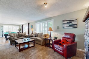 TV, fireplace, DVD player, table football - Eclectic home with amazing 360 degree view deck private hot tub and game room (Lincoln City)