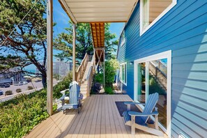 Terrace/patio - Eclectic home with amazing 360 degree view deck private hot tub and game room (Lincoln City)