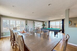 Dining - Eclectic home with amazing 360 degree view deck private hot tub and game room (Lincoln City)