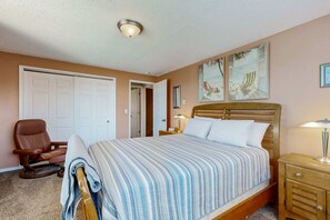 4 bedrooms, WiFi, bed sheets - Eclectic home with amazing 360 degree view deck private hot tub and game room (Lincoln City)