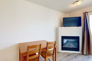 Dining - Romance awaits with ocean views & sandy shores at this dog-friendly studio (Lincoln City)