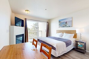 Room - Romance awaits with ocean views & sandy shores at this dog-friendly studio (Lincoln City)