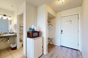 Interior - Romance awaits with ocean views & sandy shores at this dog-friendly studio (Lincoln City)
