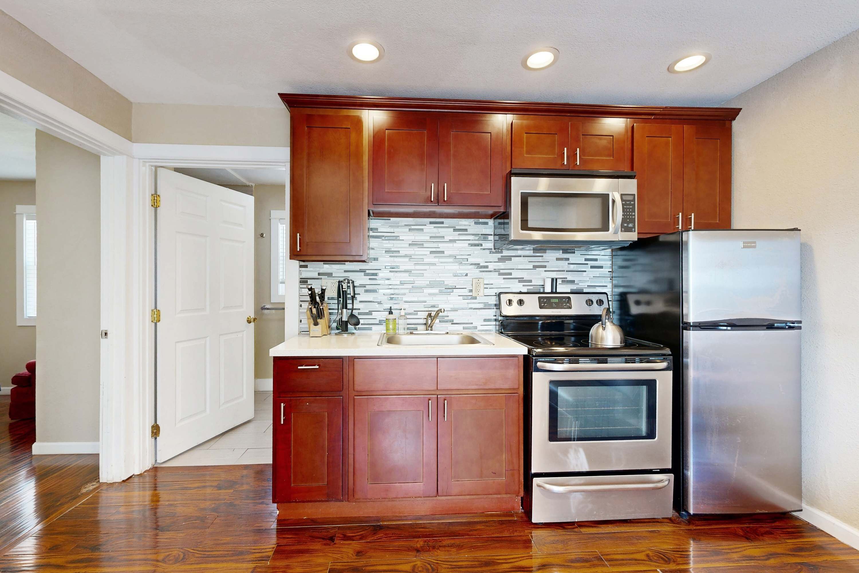 Kühlschrank, Mikrowelle, Ofen, Herdplatte