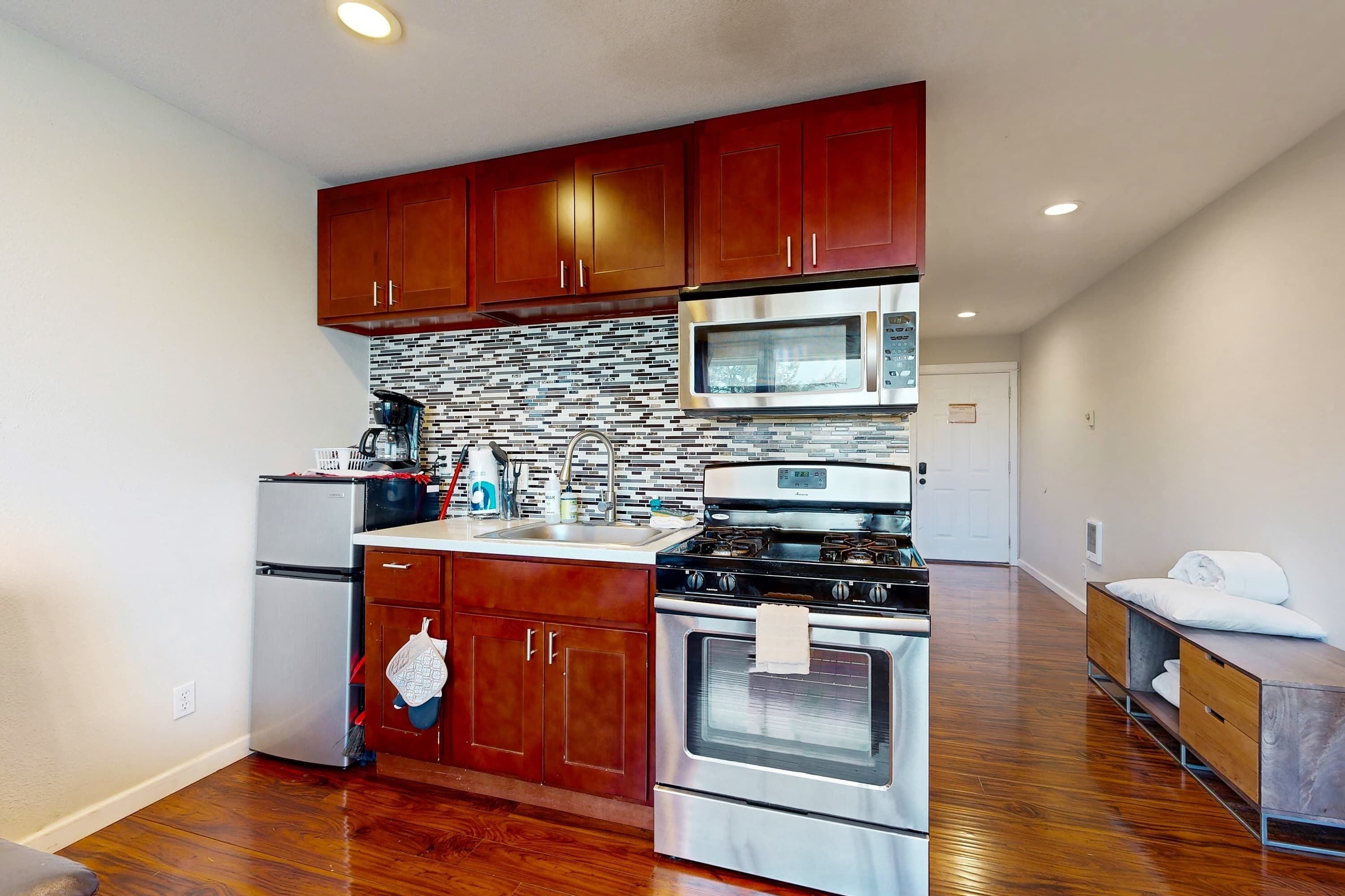 Kühlschrank, Mikrowelle, Ofen, Herdplatte