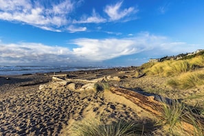 Beach nearby - Modern Condo with Peekaboo Ocean Views Nearby Beach Access Dogs OK (Lincoln City)