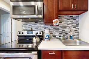 Private kitchen - Modern Condo with Peekaboo Ocean Views, Nearby Beach Access - Dogs OK (Lincoln City)