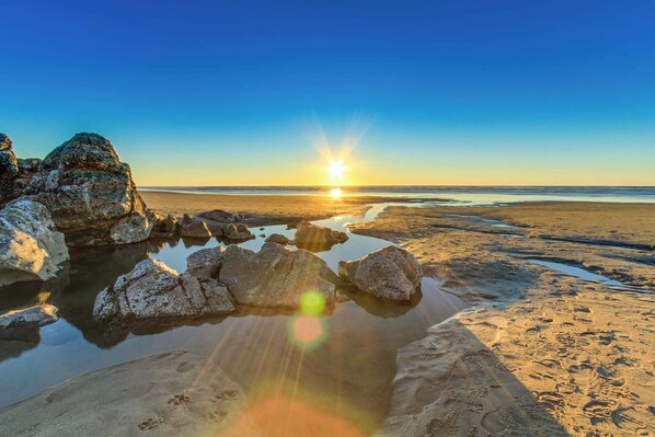 Beach nearby - Modern Condo with Peekaboo Ocean Views, Nearby Beach Access - Dogs OK (Lincoln City)