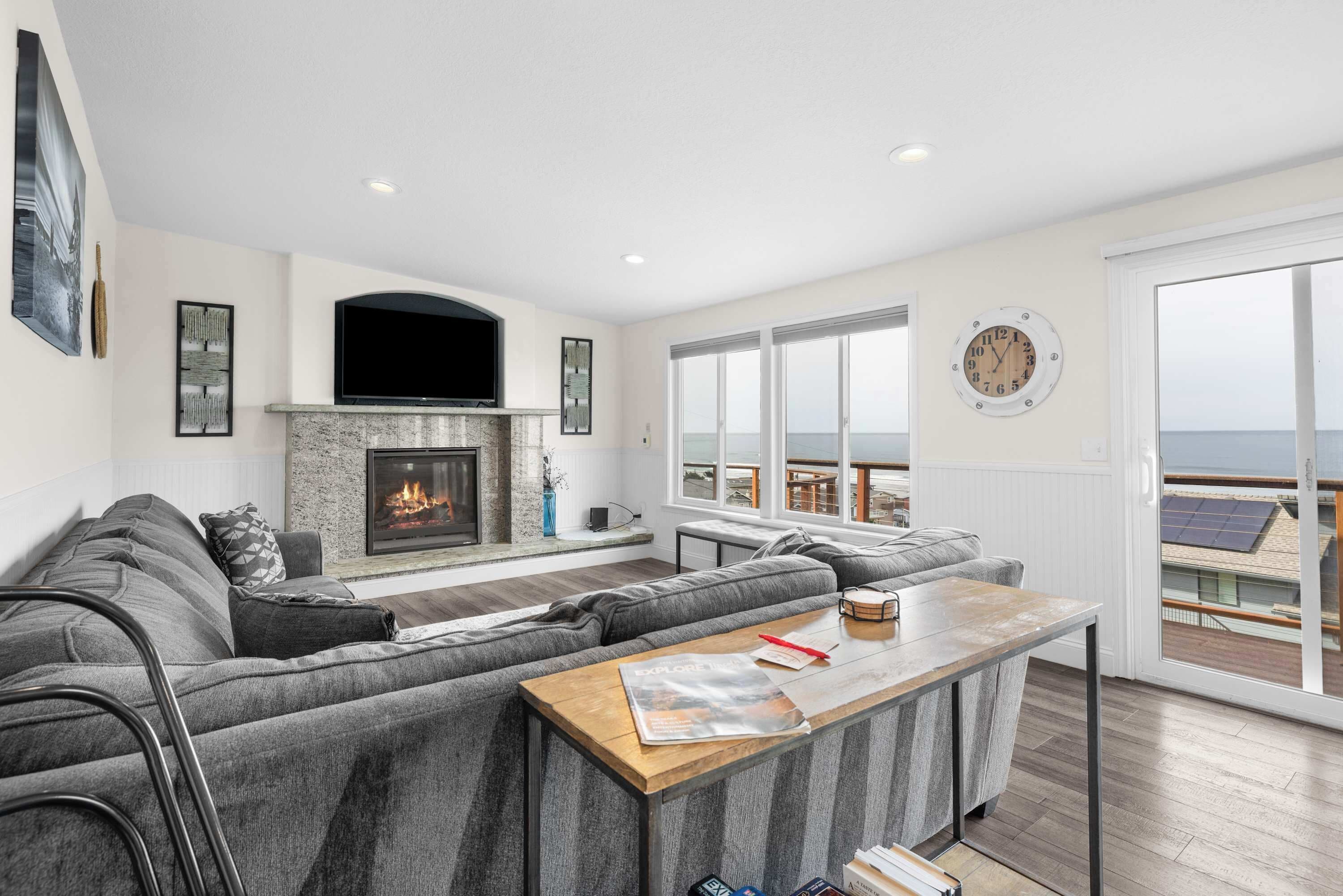 Una televisión, una chimenea