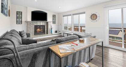 Gorgeous Retreat with Separate Cottage Private Hot Tub and Close Beach Access