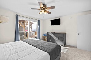 4 bedrooms, iron/ironing board, WiFi, bed sheets - Gorgeous Retreat with Separate Cottage Private Hot Tub and Close Beach Access (Lincoln City)