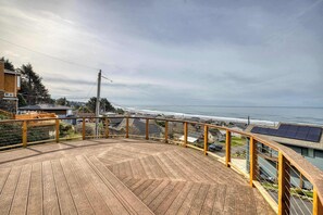 Terrace/patio - Gorgeous Retreat with Separate Cottage Private Hot Tub and Close Beach Access (Lincoln City)
