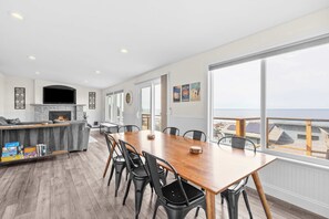 Dining - Gorgeous Retreat with Separate Cottage Private Hot Tub and Close Beach Access (Lincoln City)
