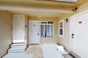 Interior - Lovely Studio with Great View & Nearby Beach Access - Dogs Welcome (Lincoln City)