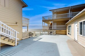 Terrace/patio - Lovely Studio with Great View & Nearby Beach Access - Dogs Welcome (Lincoln City)