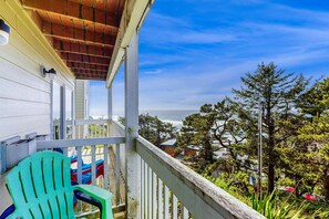 Property grounds - Lower-Level Oceanview Studio with Balcony & Close Beach Access - Dogs OK (Lincoln City)
