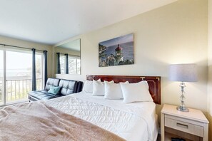 WiFi, bed sheets - Lower-Level Oceanview Studio with Balcony & Close Beach Access - Dogs OK (Lincoln City)