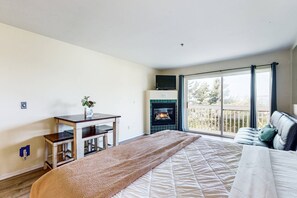 Room - Lower-Level Oceanview Studio with Balcony & Close Beach Access - Dogs OK (Lincoln City)