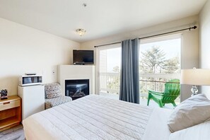 WiFi, bed sheets - Lower-Level Ocean View Studio - Close to the Beach, Dogs Welcome (Lincoln City)