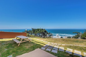 Outdoor dining - Lower-Level Ocean View Studio - Close to the Beach, Dogs Welcome (Lincoln City)