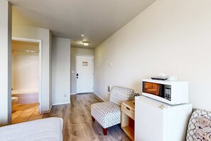 Interior - Lower-Level Ocean View Studio - Close to the Beach, Dogs Welcome (Lincoln City)