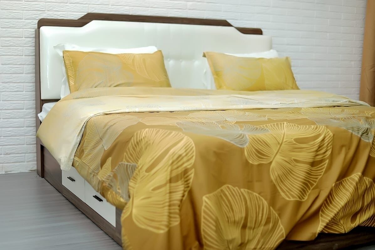 Een strijkplank/strijkijzer, wifi, beddengoed