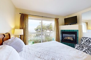 Room - Easy Access, Dog-Friendly Studio with Ocean Views - Short Walk to Beach (Lincoln City)