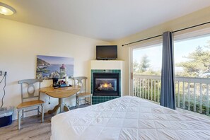 Room - Lower-Level, Dog-Friendly Studio with Ocean Views & Free WiFi - Walk to Beach (Lincoln City)