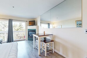 Room - Dog-Friendly Studio with Ocean Views and Balcony - Close to the Beach (Lincoln City)