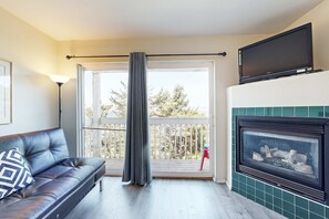 Living area - Dog-Friendly Studio with Ocean Views and Balcony - Close to the Beach (Lincoln City)