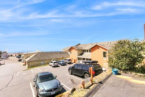 Property grounds - Dog Friendly Studio with Ocean Views and Balcony Close to the Beach (Lincoln City)