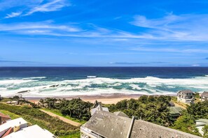 Beach nearby - Dog Friendly Studio with Ocean Views and Balcony Close to the Beach (Lincoln City)