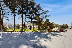 Property grounds - Dog-Friendly Studio Condo with Ocean Views, WiFi, Close to Everything (Lincoln City)