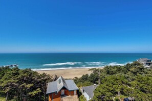 Beach nearby - Dog-Friendly Studio Condo with Ocean Views, WiFi, Close to Everything (Lincoln City)