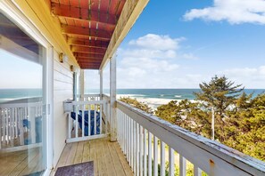 Property grounds - Dog-Friendly Studio with Ocean Views & Free WiFi - Close to Beach Access (Lincoln City)