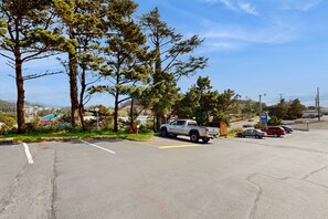 Property grounds - Dog-Friendly Suite with Ocean Views, Balcony, Free WiFi, & Nearby Beach Access (Lincoln City)