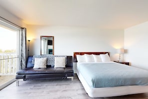 Iron/ironing board, WiFi, bed sheets - Dog Friendly Studio with Ocean Views WiFi Short Walk to the Beach (Lincoln City)