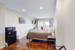 Room - Dog-Friendly Studio Condo with Ocean Views & Nearby Beach Access (Lincoln City)